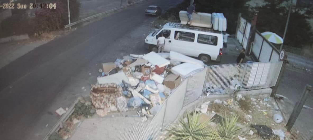 PATERNO': SORPRESI ALL’INGRESSO DELL’ISOLA ECOLOGIA  A GETTARE MATERASSI