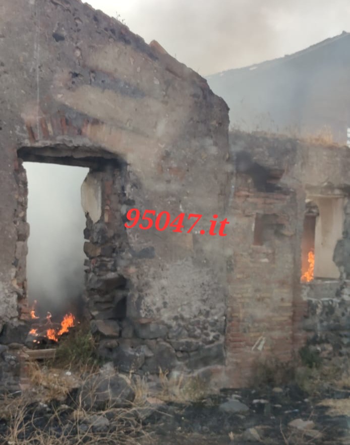 PATERNÒ:  INCENDIO DI STERPAGLIE IN ZONA SALINELLE – DENSA COLONNA DI FUMO GRIGIO