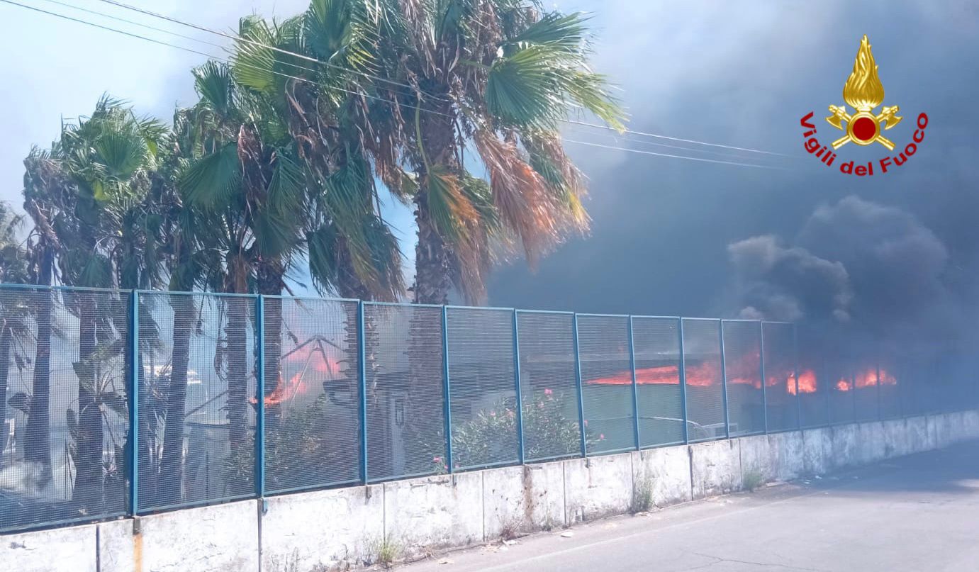 SAN GREGORIO, INCENDIO IN UN DEPOSITO DI MEZZI: DISTRUTTI 40 TRA CAMION, FURGONI E AUTO