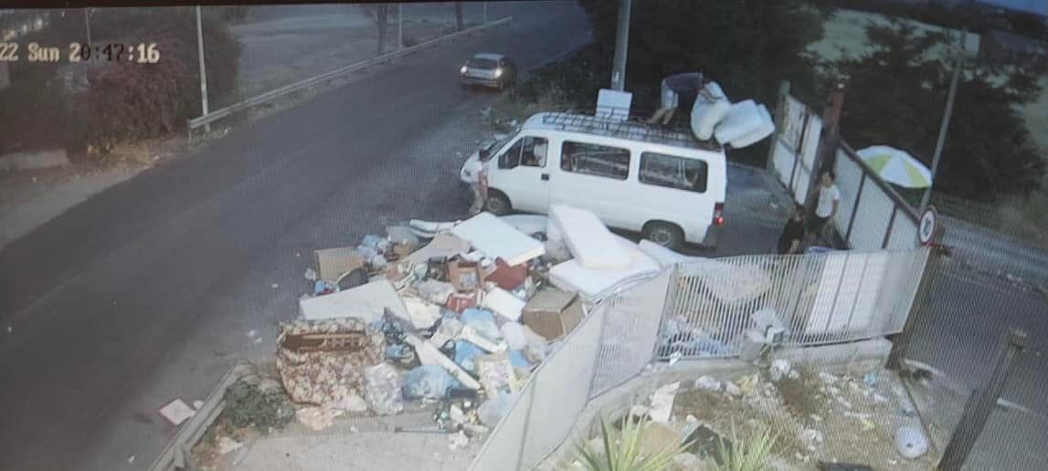 PATERNO': SORPRESI ALL’INGRESSO DELL’ISOLA ECOLOGIA  A GETTARE MATERASSI