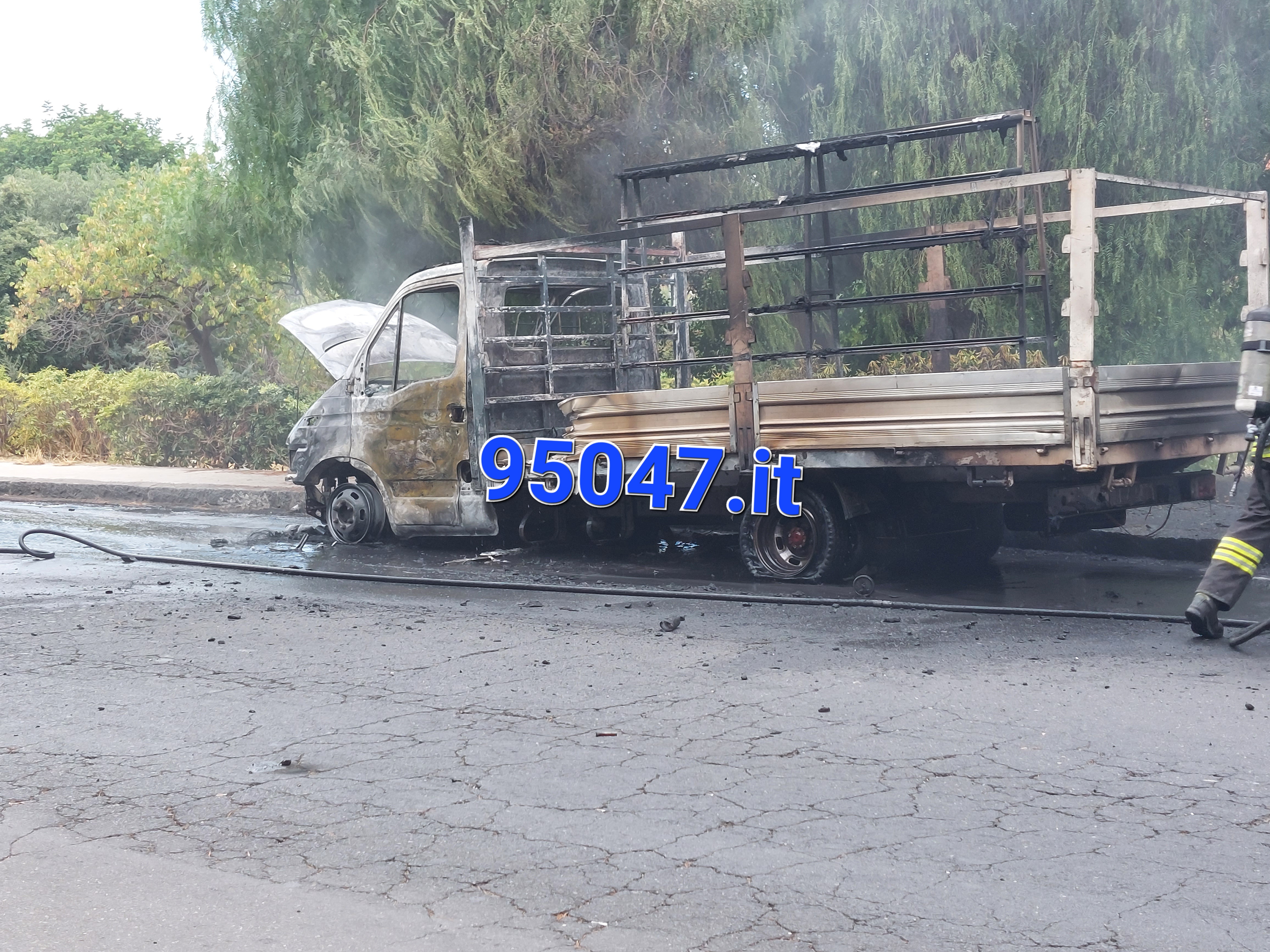 PATERNÒ: FURGONE PRENDE FUOCO IN MARCIA AL CORSO ITALIA