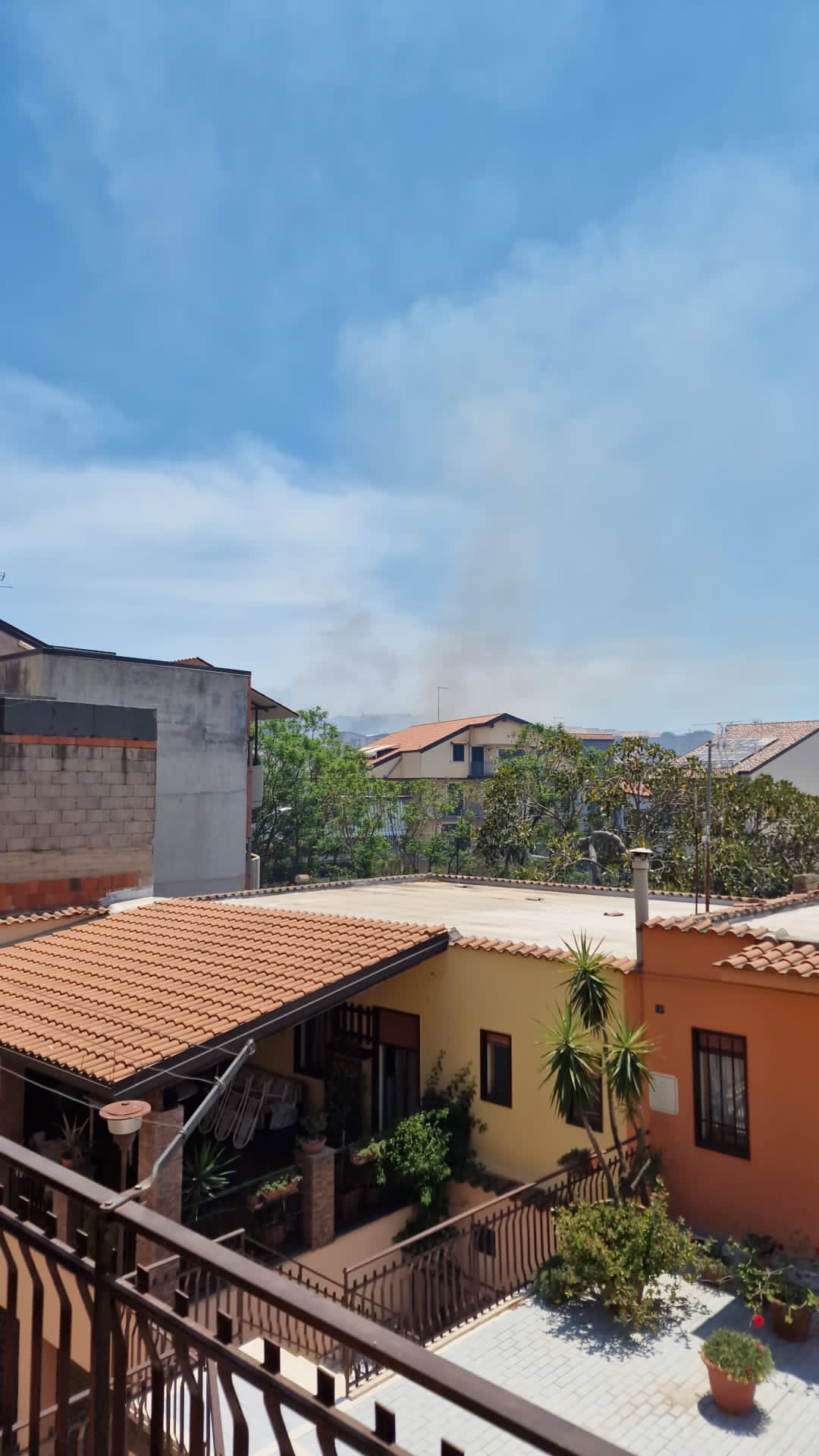 PATERNÒ: VASTO INCENDIO STERPAGLIE IN ZONA SCALA VECCHIA