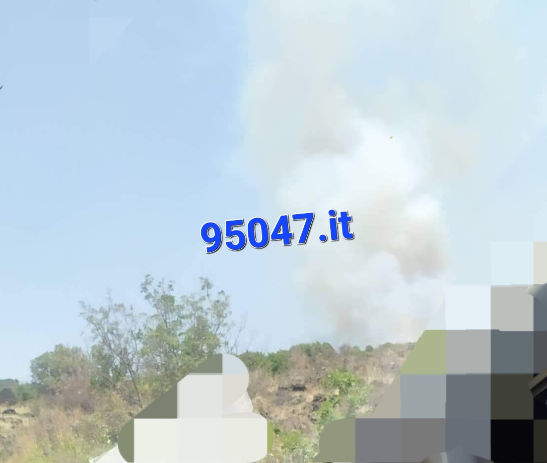 VASTO INCENDIO A RAGALNA, SUL POSTO UN ELICOTTERO DELLA FORESTALE