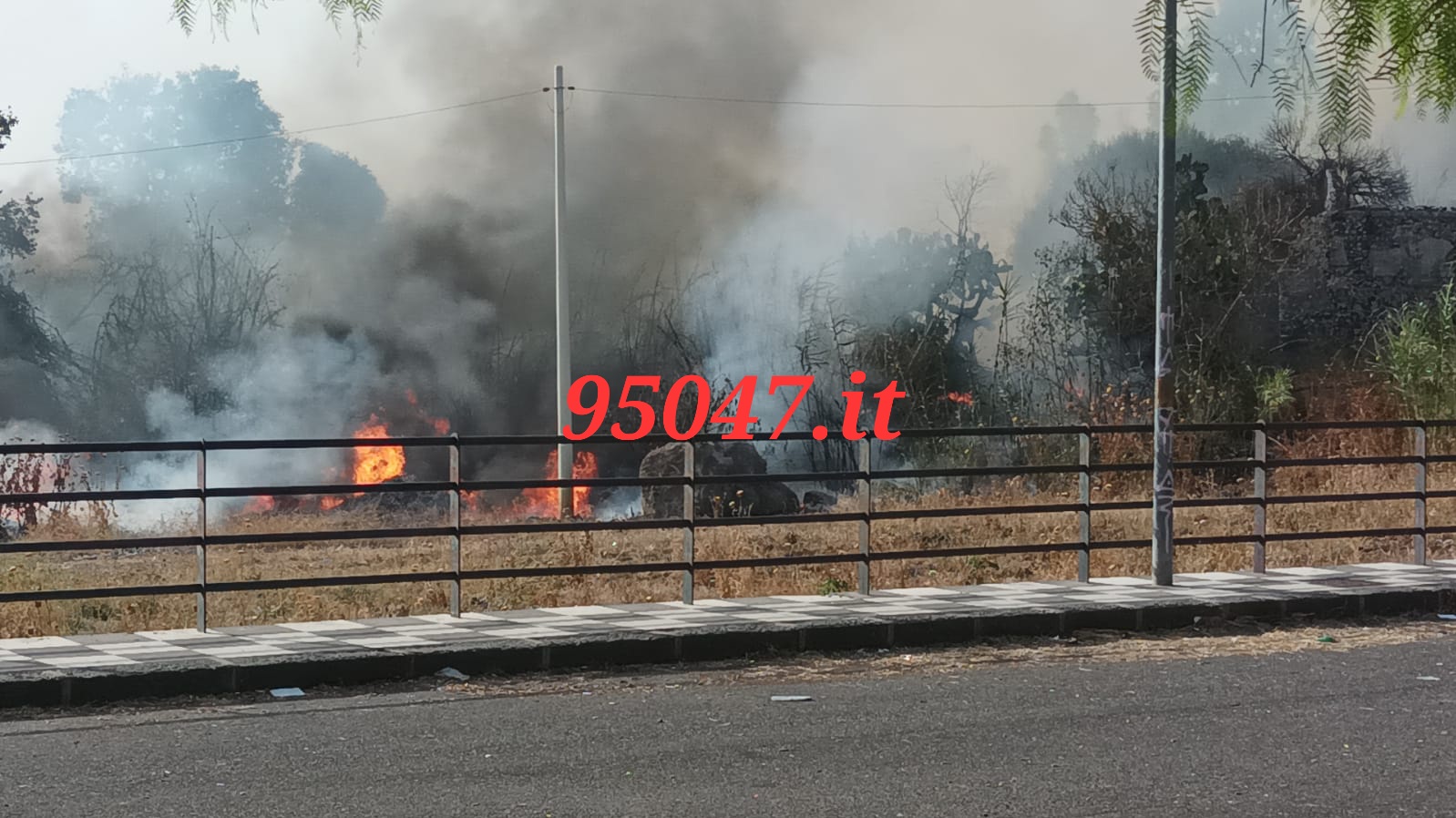 PATERNÒ:  INCENDIO DI STERPAGLIE IN ZONA SALINELLE – DENSA COLONNA DI FUMO GRIGIO