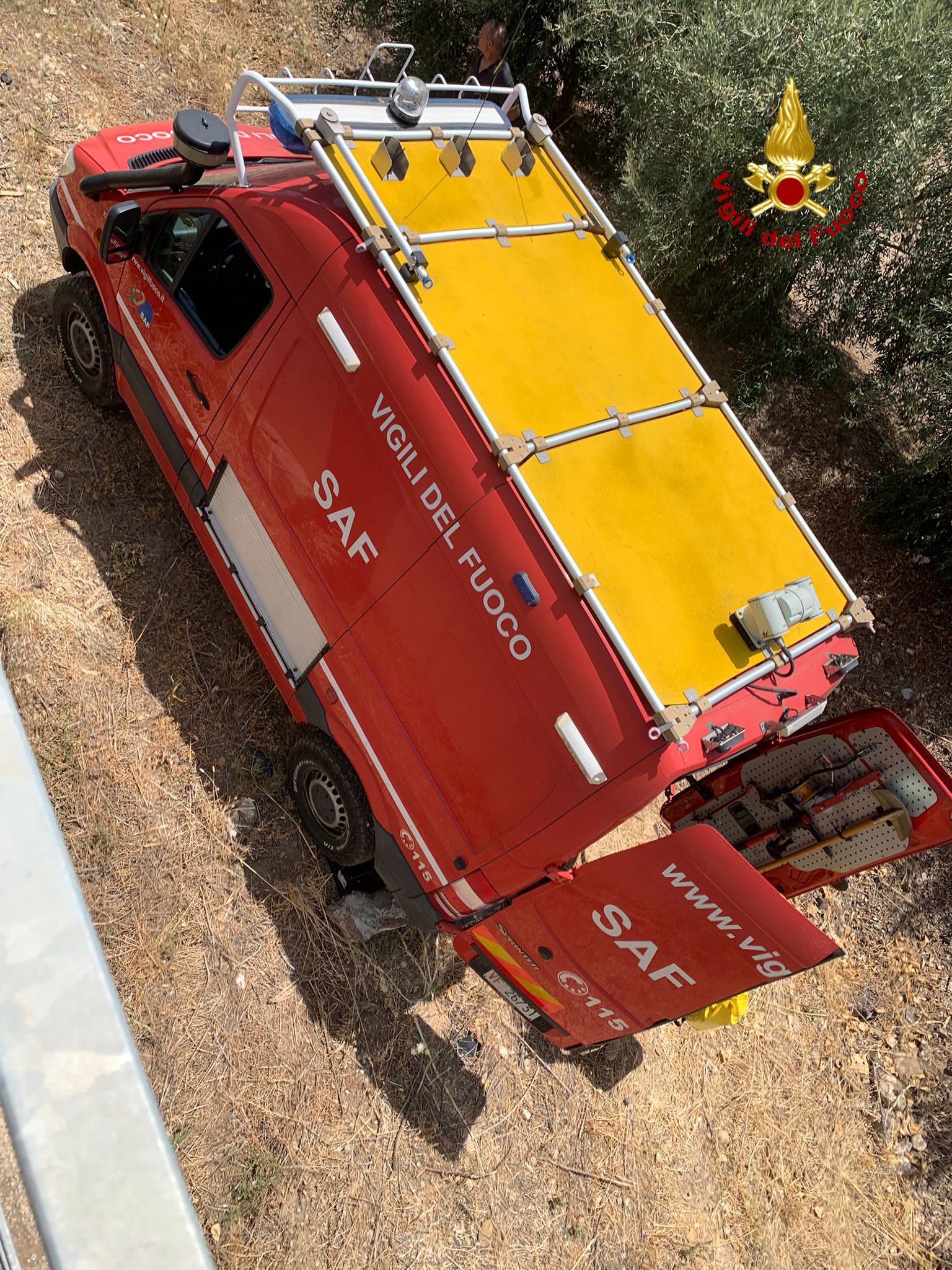 I VIGILI DEL FUOCO SALVANO UN CANE ALL'INTERNO DI UN CANALE A PATERNÒ