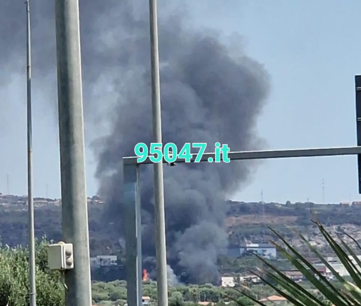 BELPASSO, GROSSO INCENDIO HA COINVOLTO UN AZIENDA CHIMICA, LA NUBE DI FUMO VISIBILE A CHILOMETRI DI DISTANZA - 