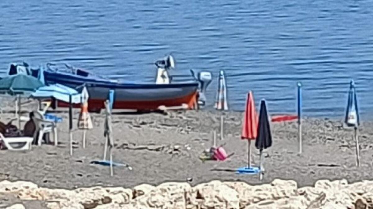 LETOJANNI, SEQUESTRATI OMBRELLONI E SEDIE LASCIATI SULLA SPIAGGIA IN PIANTA STABILE - 