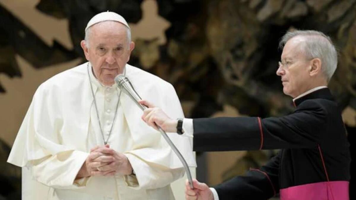 PAPA FRANCESCO: SE  HAI LA TENTAZIONE DI CHIACCHIERARE, MORDITI LA LINGUA, TI SI GONFIA BENE E NON POTRAI PARLARE. PER FAVORE NIENTE CHIACCHIERICCIO - 