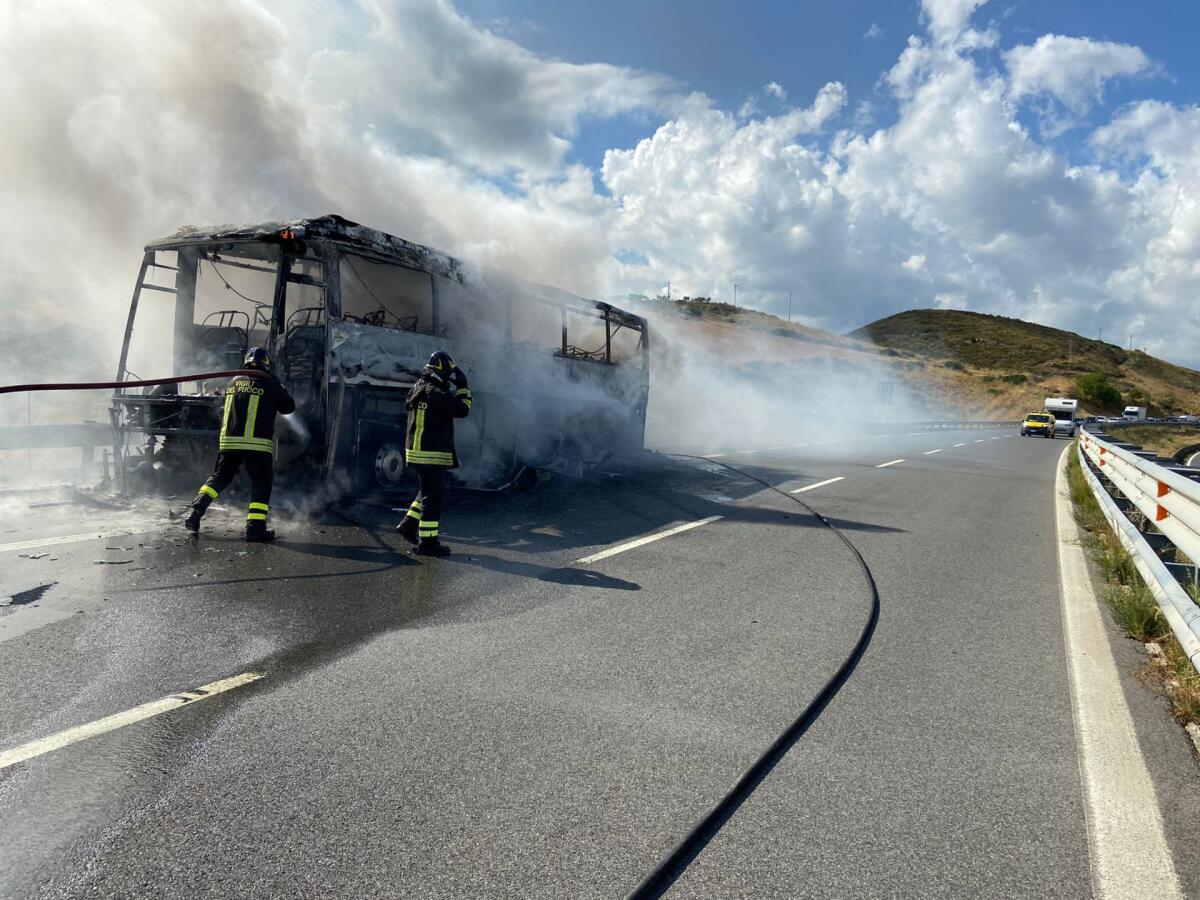PULLMAN IN FIAMME SULLE A2: PAURA PER UN GRUPPO DI FEDELI SICILIANI  IN PELLEGRINAGGIO A PIETRELCINA - 