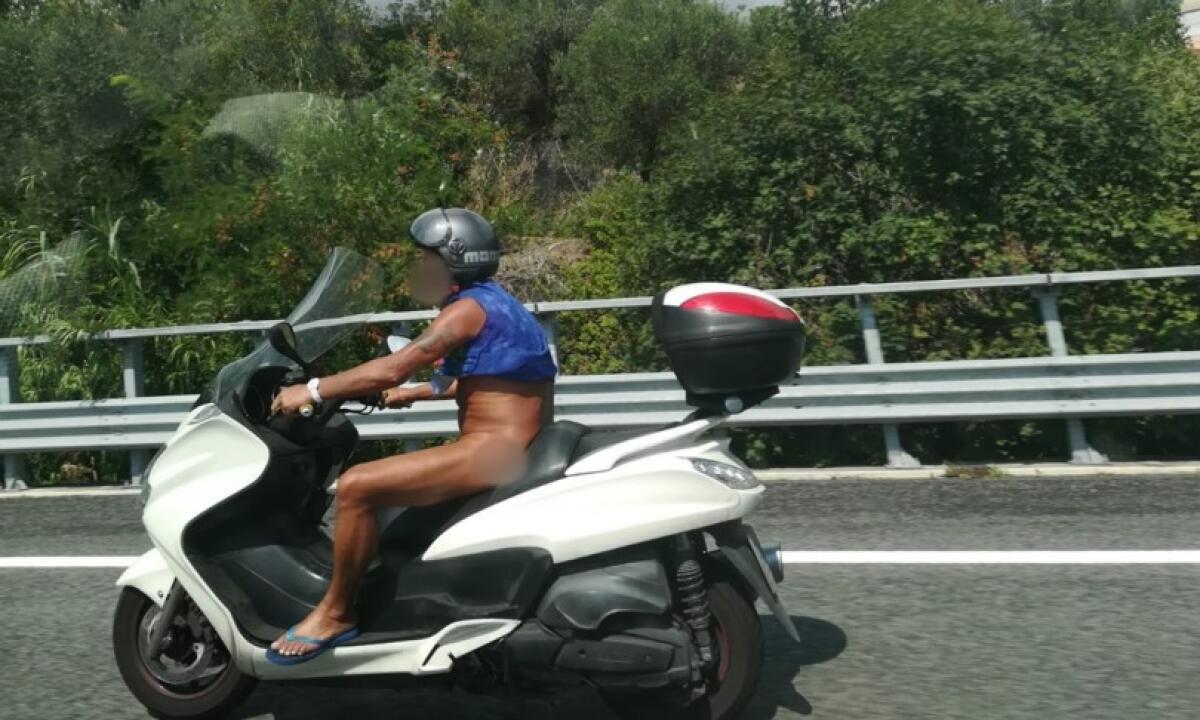 GENOVA. SESSANTENNE IN SCOOTER NUDO IN AUTOSTRADA: "STO ANDANDO IN SPIAGGIA" - 