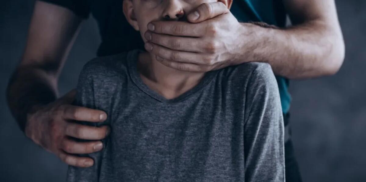 CALTAGIRONE. VIOLENZA SESSUALE SU 13ENNE, COSTRINGEVANO IL MINORE A RAPPORTI E PALPEGGIAMENTI: ARRESTATI DUE UOMINI ED UNA DONNA - 