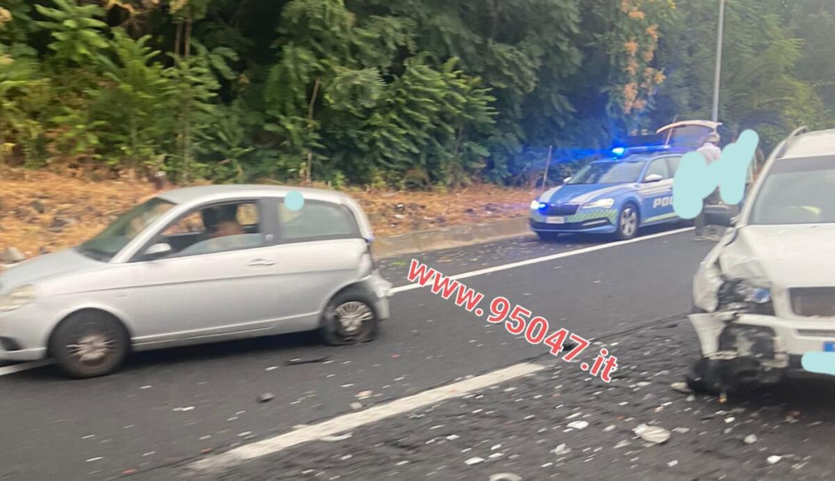 INCIDENTE TRA DUE AUTO SULLA TANGENZIALE: LUNGHE FILE - 