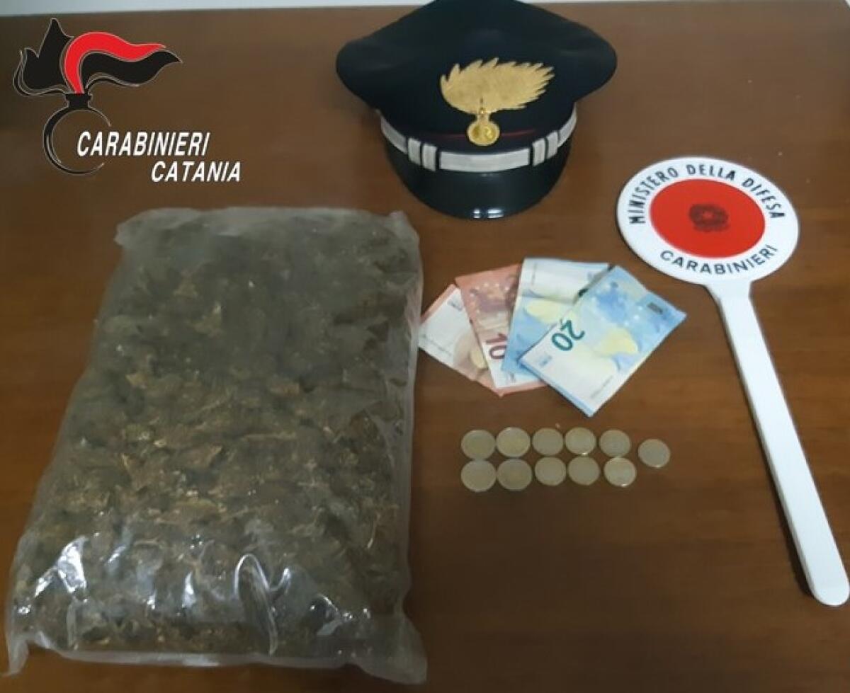 CATANIA. AVEVANO INIZIATO IL “TURNO SERALE” DI SPACCIO A LIBRINO: ARRESTATI UN 68ENNE E UN 22NNE - 