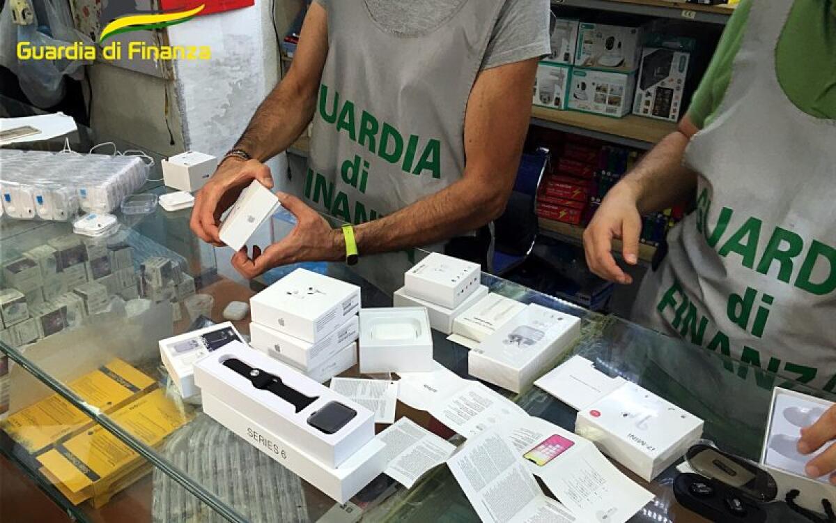 MAXI SEQUESTRO DI FINTI DISPOSITIVI APPLE E SAMSUNG IN UN NEGOZIO DI CATANIA - 