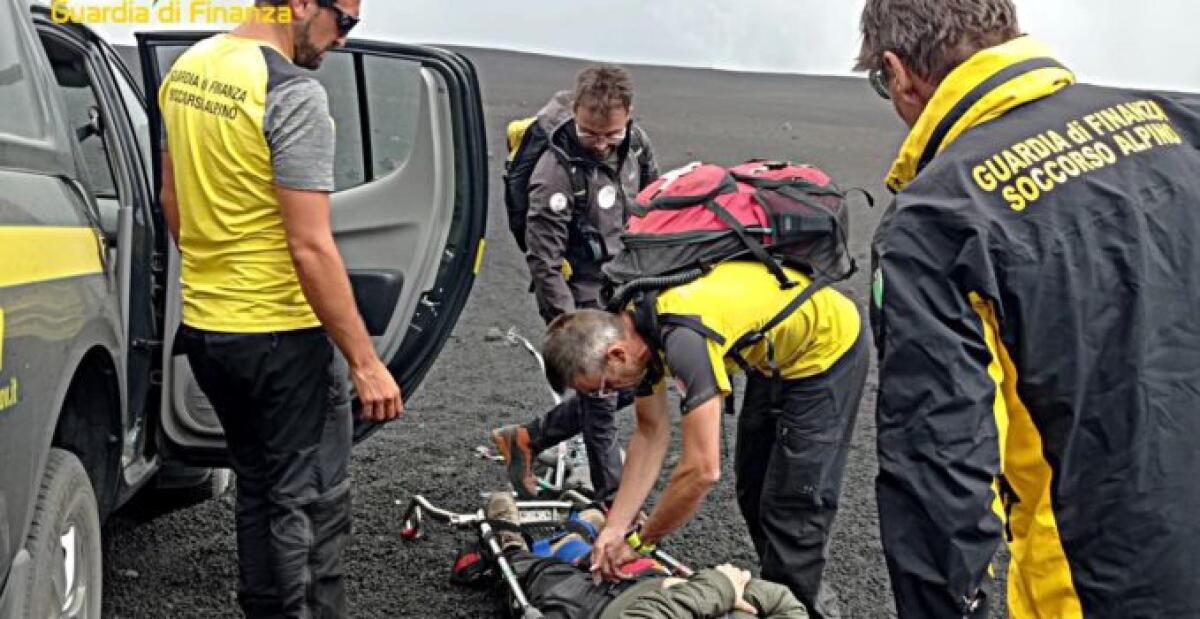 I FINANZIERI DEL S.A.G.F. DI NICOLOSI PRESTANO SOCCORSO AD UNA TURISTA FRANCESE A QUOTA 2600 METRI DI ALTITUDINE. - 