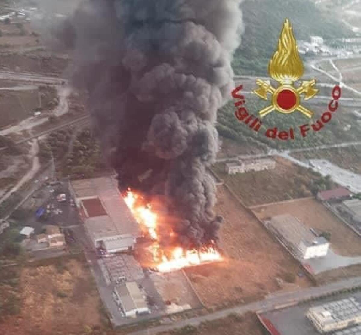 PAURA AD AUGUSTA, INCENDIO DIVAMPA IN DEPOSITO DI MATERIALE PLASTICO - 