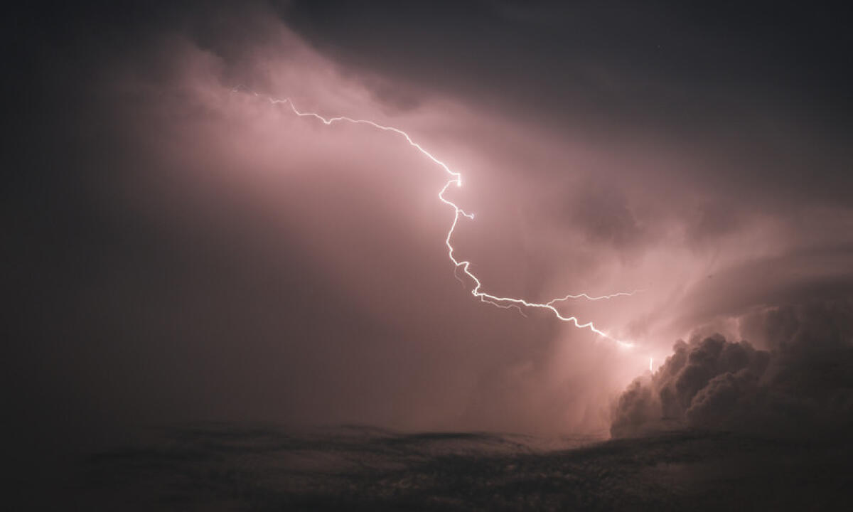 CATANZARO, UN FULMINE SI ABBATTE SULLA SPIAGGIA: QUATTRO FERITI, UNO È GRAVE - 