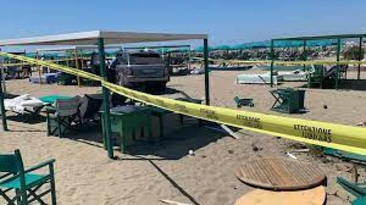 FORTE DEI MARMI. PIOMBA CON IL SUV NELLO STABILIMENTO BALNEARE E SI FERMA SULLA SPIAGGIA - 