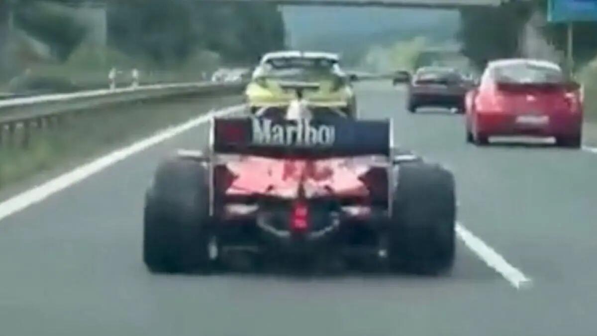 REPUBBLICA CECA: IN AUTOSTRADA CON LA FERRARI DA FORMULA UNO, L'INCREDIBILE VIDEO - 