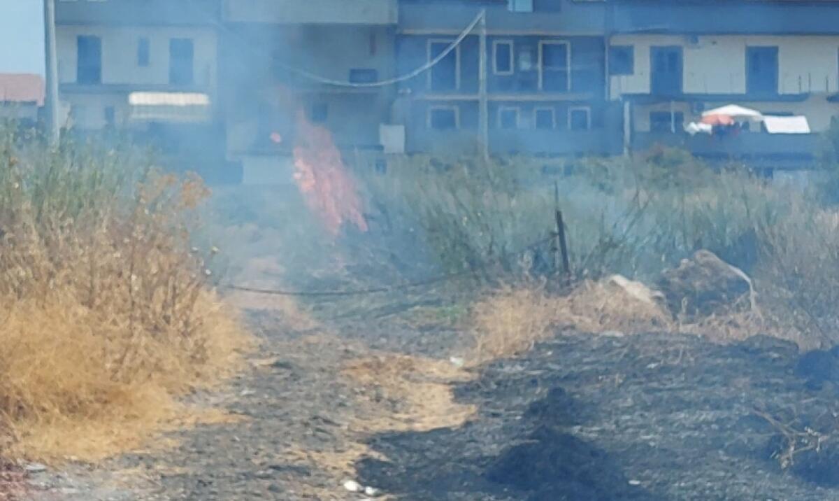 PATERNO': BRUCIANO STERPAGLIE IN VIA LUCANIA NEI PRESSI DELL'ISTITUTO "REDI" - 