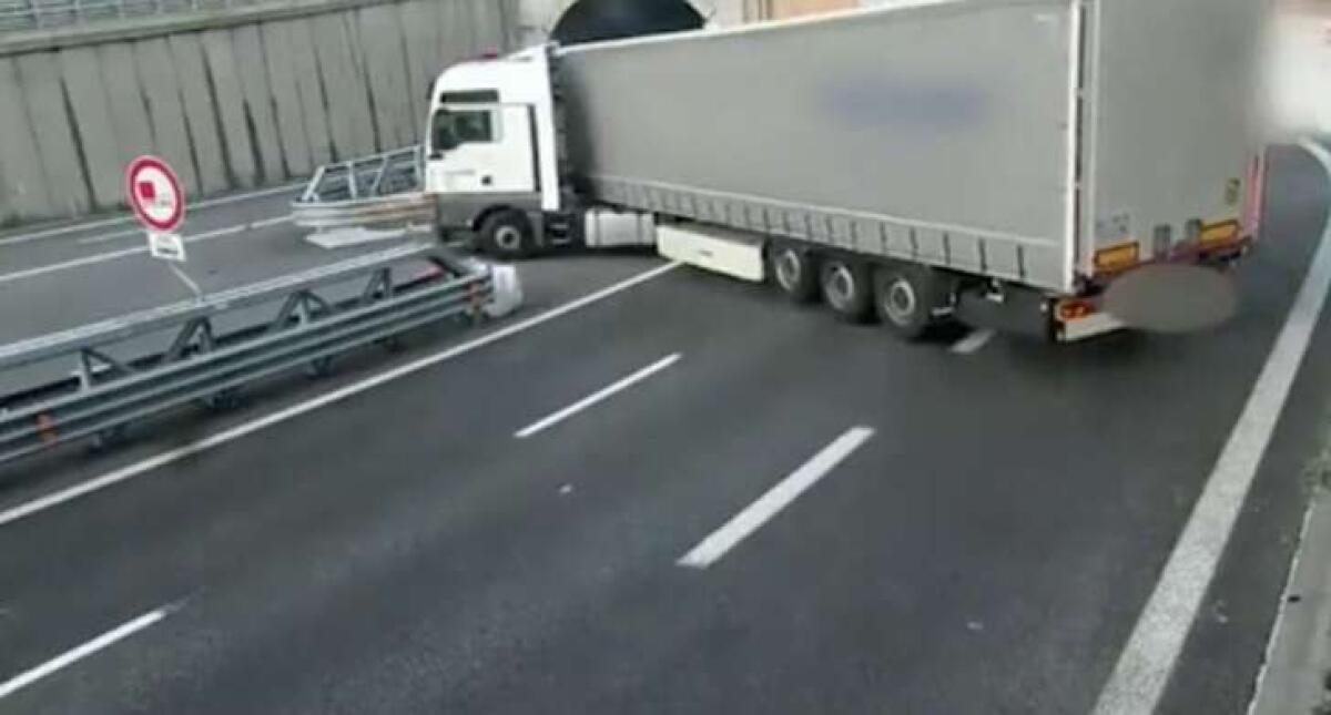 GENOVA, TIR E AUTO FANNO INVERSIONE A U IN AUTOSTRADA: BLOCCATI E MULTATI - 