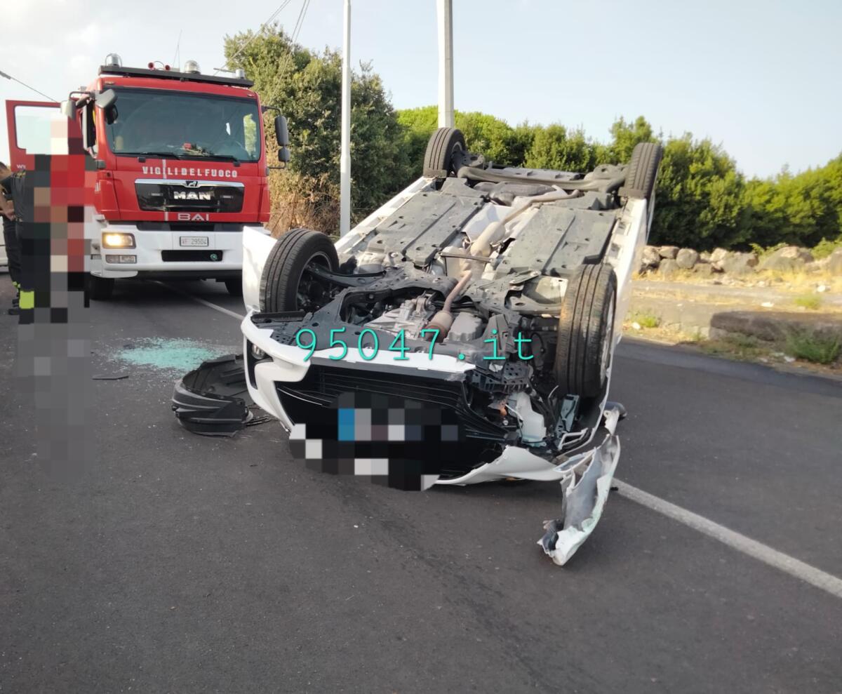 INCIDENTE STRADALE AUTONOMO AD ACI BONACCORSI, AUTO SI RIBALTA - 