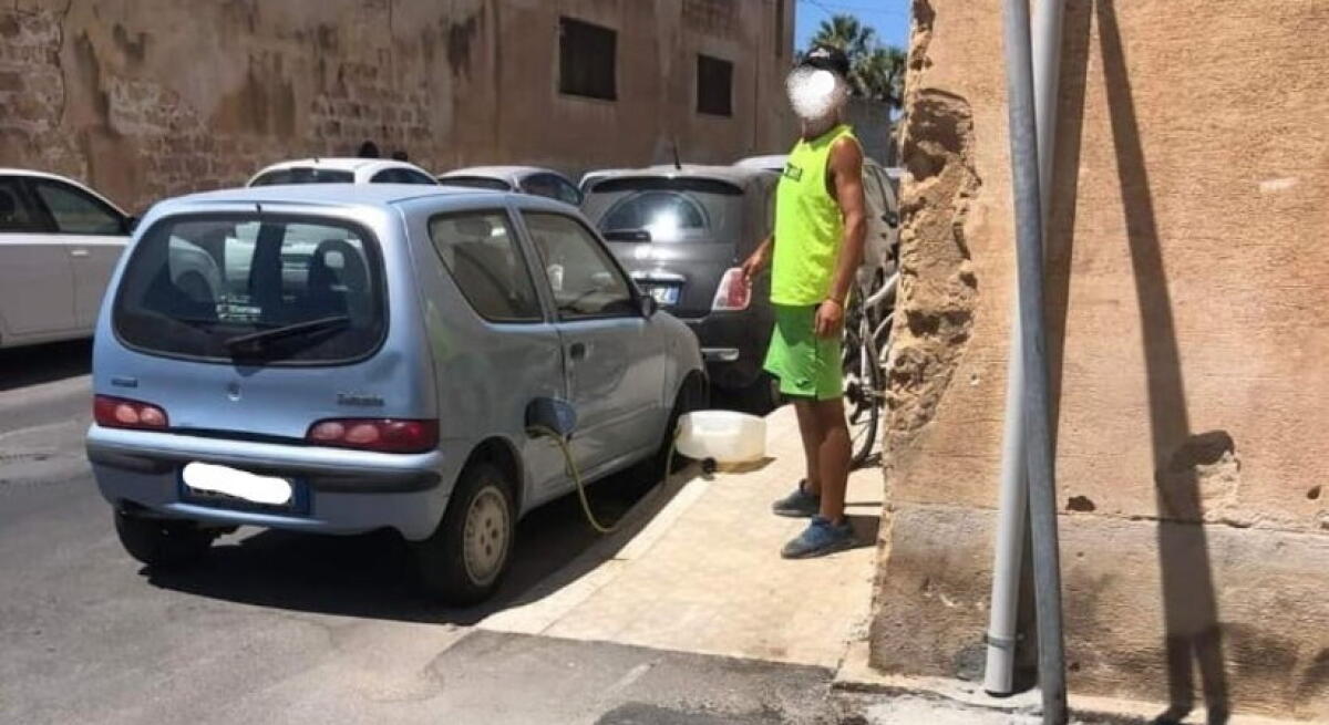 TRAPANI, RUBAVA LA BENZINA DALLE AUTO DEI BAGNANTI: INCASTRATO DA UNA FOTO - 