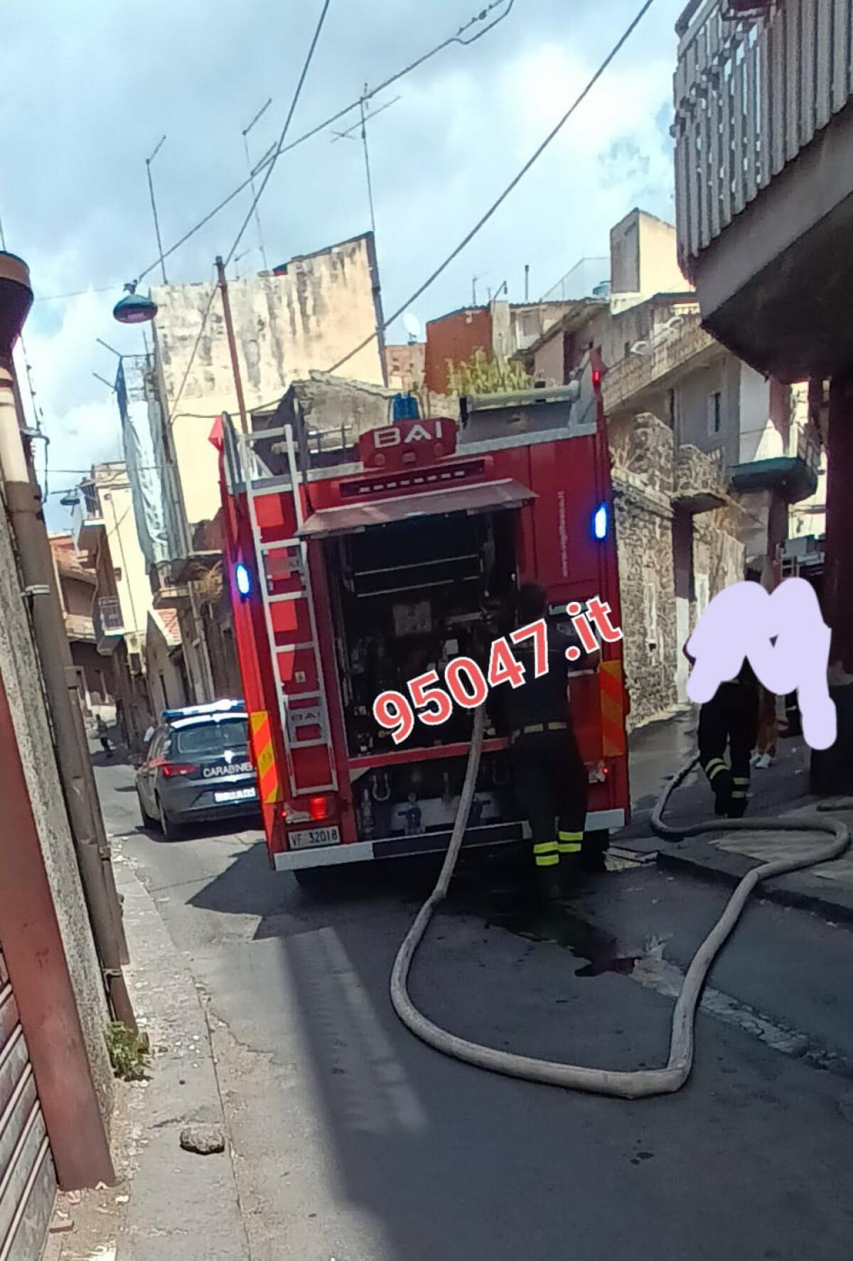 INCENDIO DENTRO UN GARAGE IN VIA GATTO A PATERNO' - 