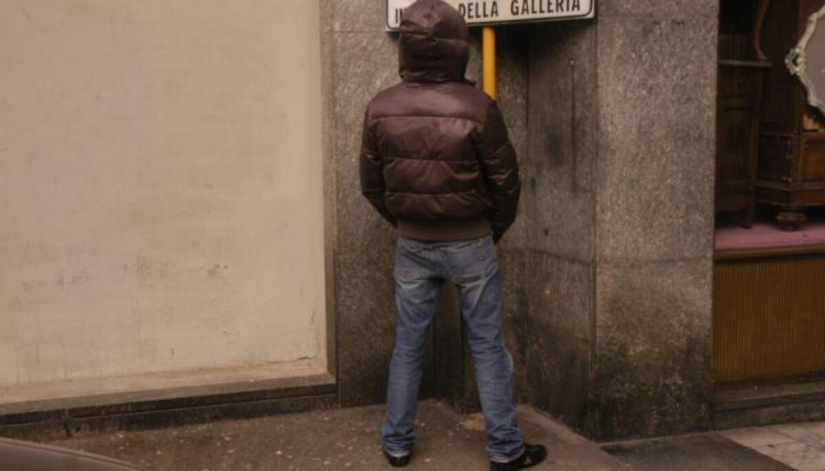 SORPRESI A URINARE PER STRADA: MULTA DA 45MILA EURO PER 9 RAGAZZI DI AGRIGENTO - 