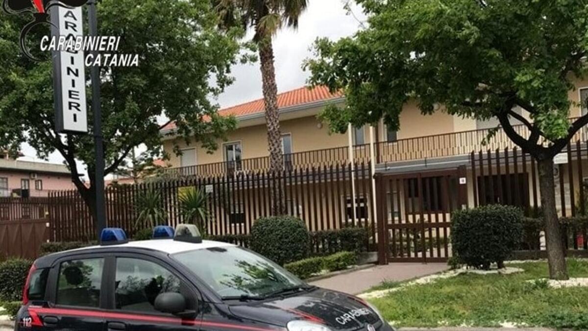 CATANIA: SOTTOPOSTO ALL'OBBLIGO DI FIRMA VA IN MOTO  DAI CARABINIERI SENZA PATENTE E CASCO - 