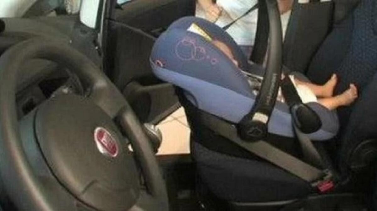 ROMA. LASCIANO NEONATA IN AUTO "BOLLENTE" MENTRE LITIGANO: LA BIMBA TOLTA AI GENITORI DAL TRIBUNALE - 