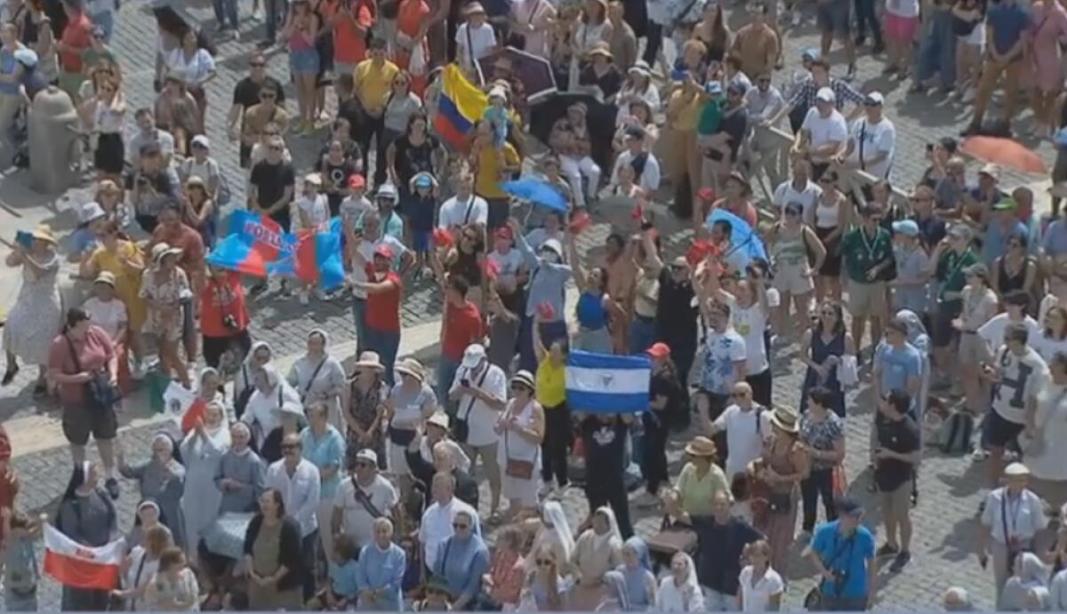 IL PAPA SALUTA ALL’ANGELUS I GIOVANI  DELLA PARROCCHIA SAN GIOVANNI BOSCO DI PATERNO' - 