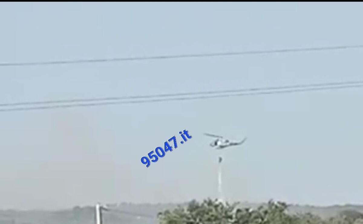 VASTO INCENDIO IN CORSO A RAGALNA, ELICOTTERO SUL POSTO - 