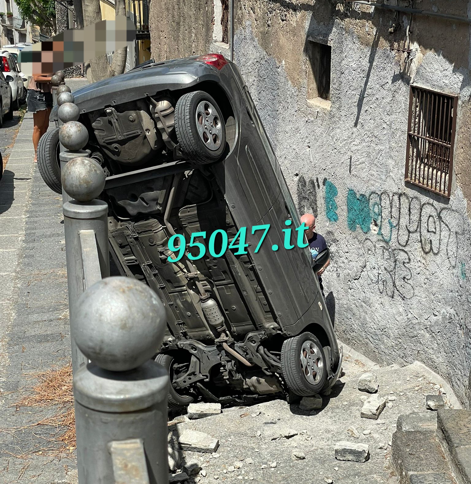 PATERNÒ: AUTO "VOLA" NEL QUARTIERE GANCIA