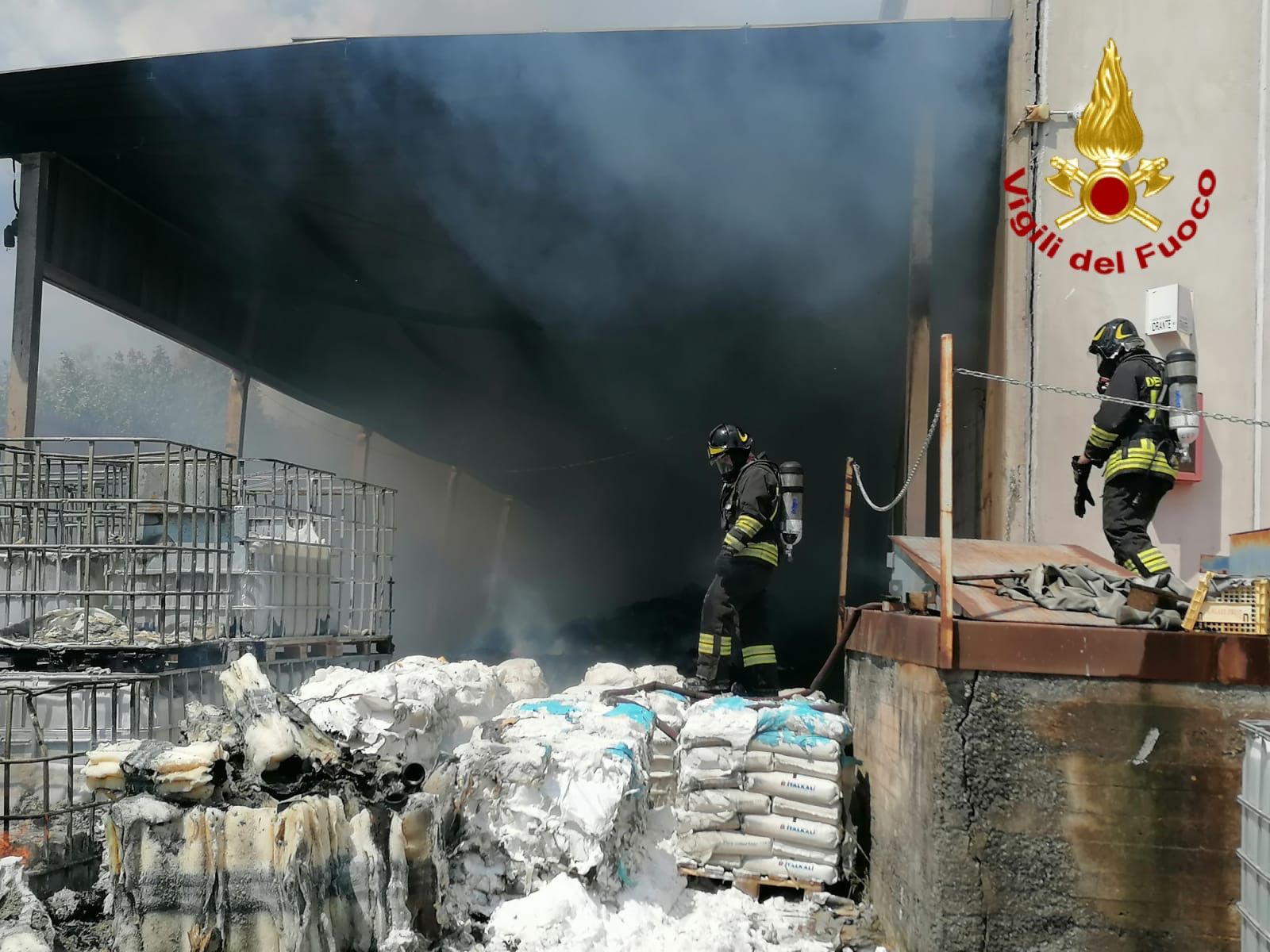 BELPASSO, GROSSO INCENDIO HA COINVOLTO UN AZIENDA CHIMICA, LA NUBE DI FUMO VISIBILE A CHILOMETRI DI DISTANZA