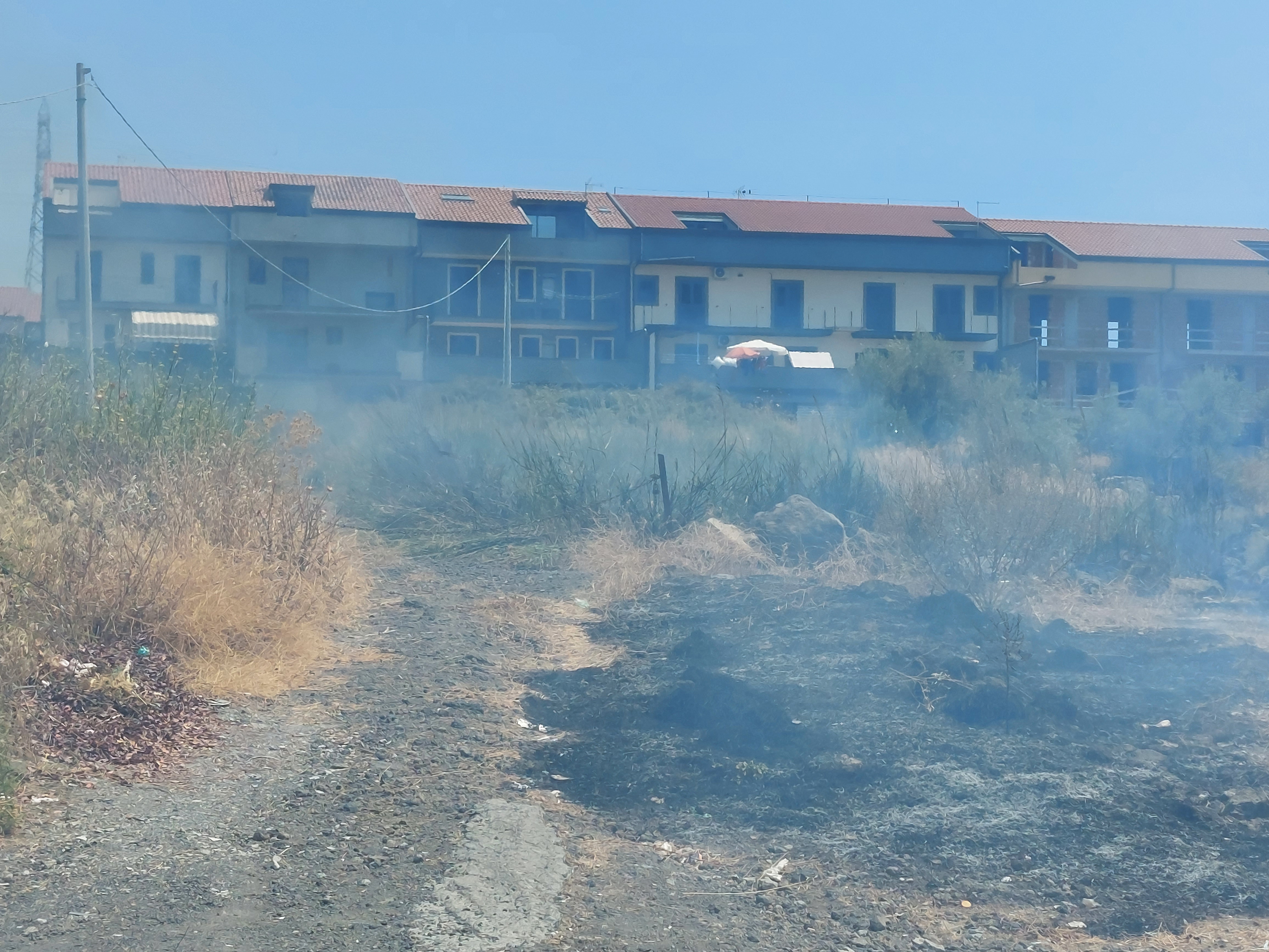 PATERNO': BRUCIANO STERPAGLIE IN VIA LUCANIA NEI PRESSI DELL'ISTITUTO "REDI"