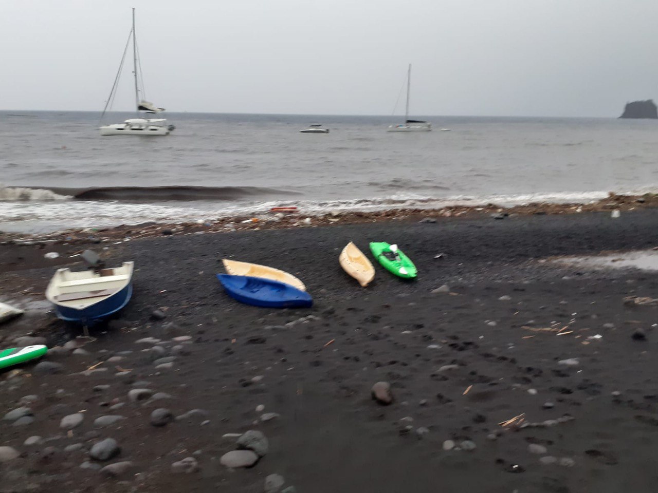 NUBIFRAGIO SULLE EOLIE, A STROMBOLI FANGO NELLE CASE E STRADE CHIUSE