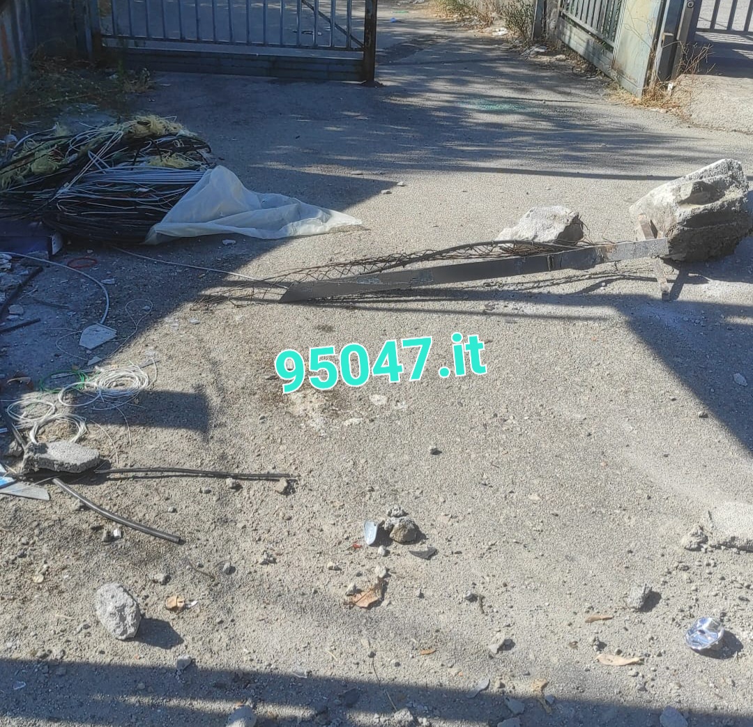 MOTTA SANT'ANASTASIA.  AUTO SI SCHIANTA CONTRO UN MURO, FERITO CONDUCENTE