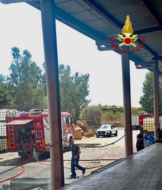 BELPASSO, GROSSO INCENDIO HA COINVOLTO UN AZIENDA CHIMICA, LA NUBE DI FUMO VISIBILE A CHILOMETRI DI DISTANZA