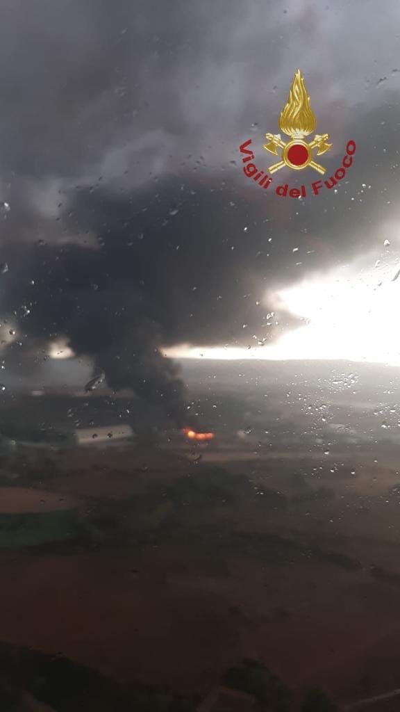 PAURA AD AUGUSTA, INCENDIO DIVAMPA IN DEPOSITO DI MATERIALE PLASTICO