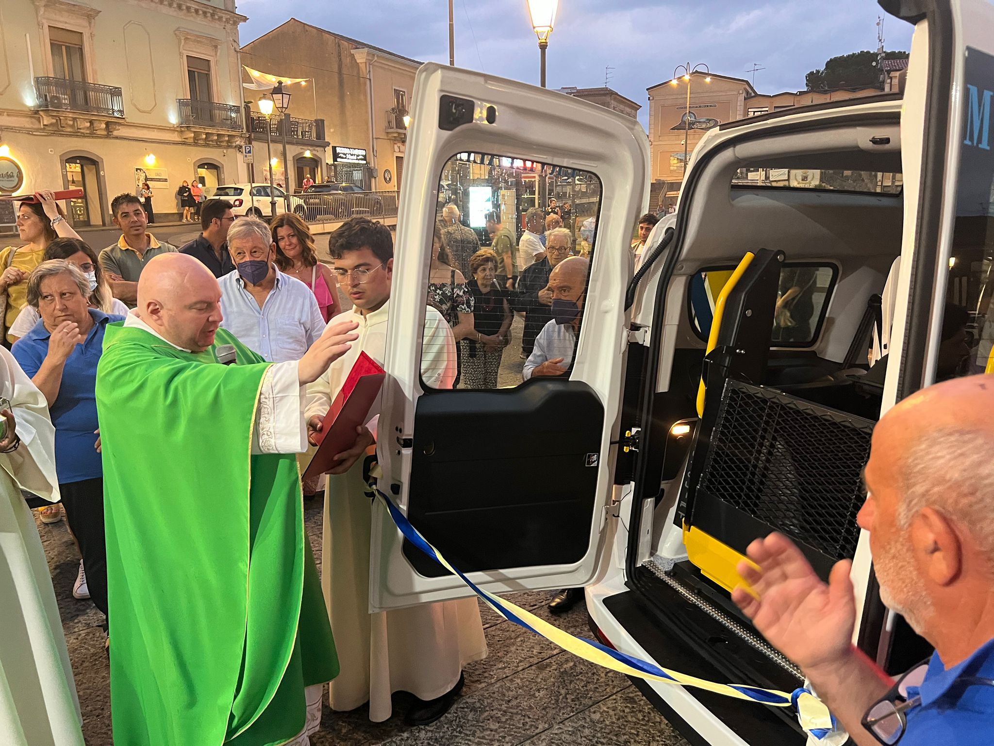 LA MISERICORDIA DI NICOLOSI INAUGURA UN VEICOLO DISABILI