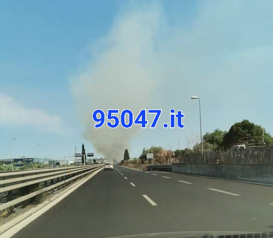 BRUCIANO STERPAGLIE, FUMO INVADE LA SUPERSTRADA SS121