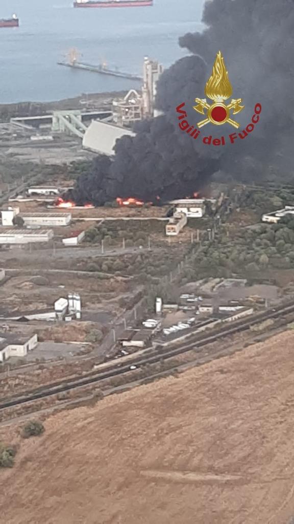 PAURA AD AUGUSTA, INCENDIO DIVAMPA IN DEPOSITO DI MATERIALE PLASTICO