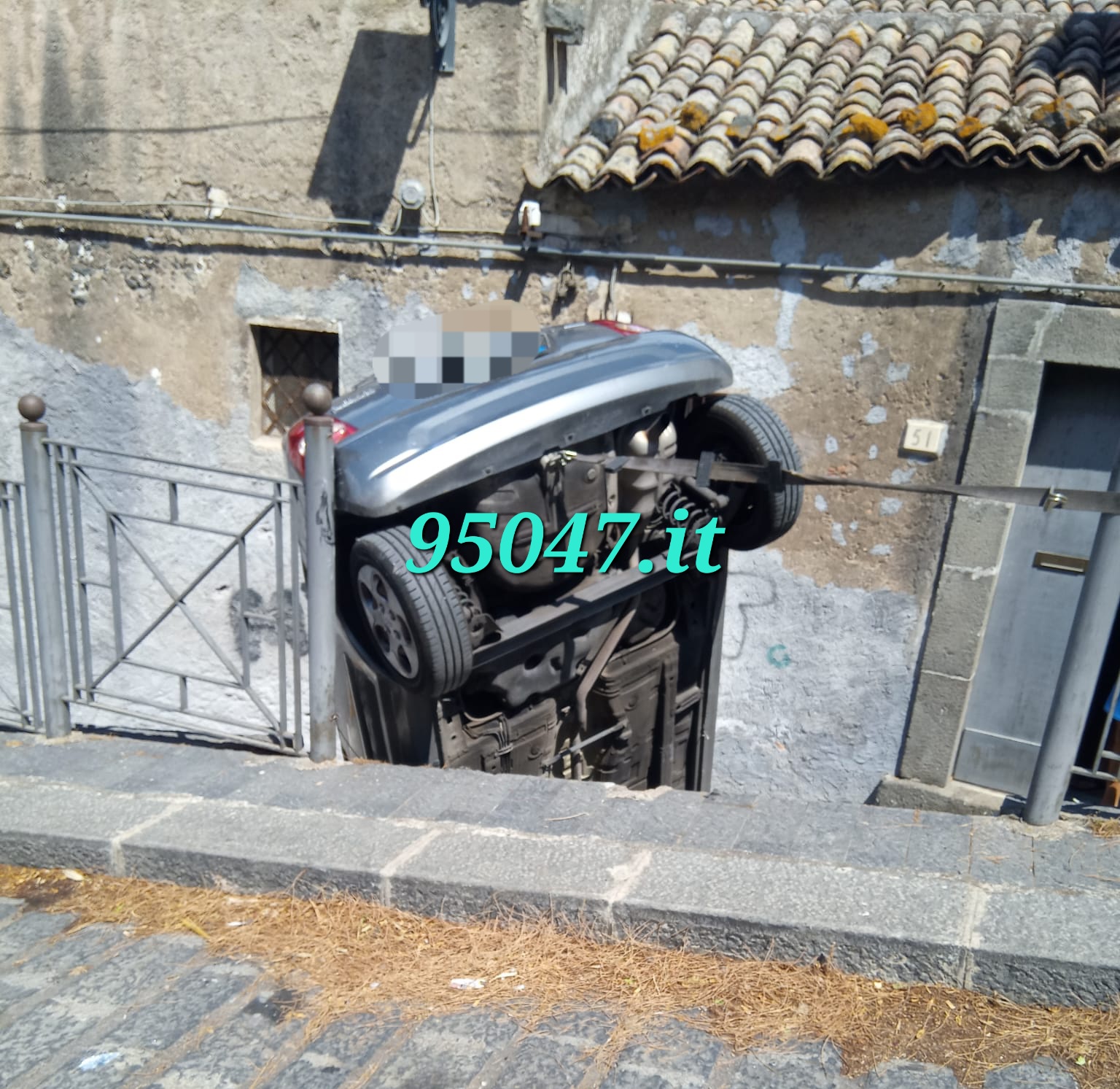 PATERNÒ: PERDE IL CONTROLLO DELL’AUTO, SFONDA LA RINGHIERA E CADE NEL CORTILE, FERITA LA  CONDUCENTE