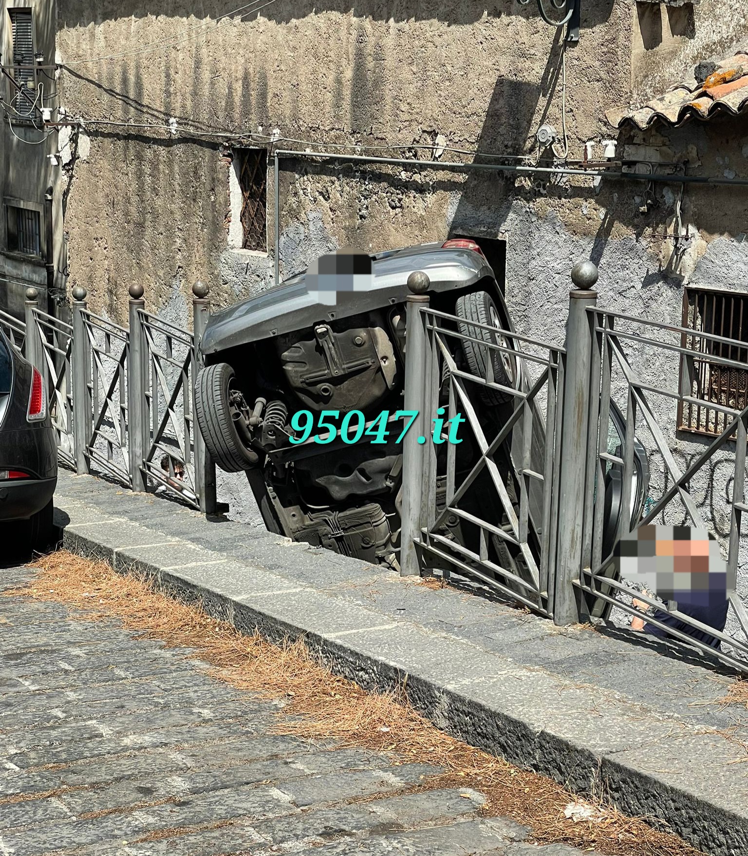 PATERNÒ: PERDE IL CONTROLLO DELL’AUTO, SFONDA LA RINGHIERA E CADE NEL CORTILE, FERITA LA  CONDUCENTE