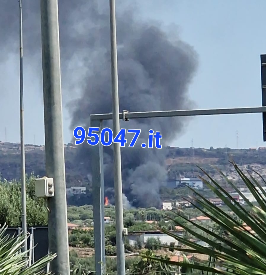 MAXI INCENDIO IN STABILIMENTO INDUSTRIALE A PIANTO TAVOLA, LA NUBE DI FUMO VISIBILE A CHILOMETRI DI DISTANZA