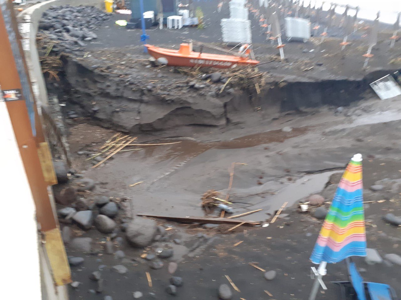 NUBIFRAGIO SULLE EOLIE, A STROMBOLI FANGO NELLE CASE E STRADE CHIUSE