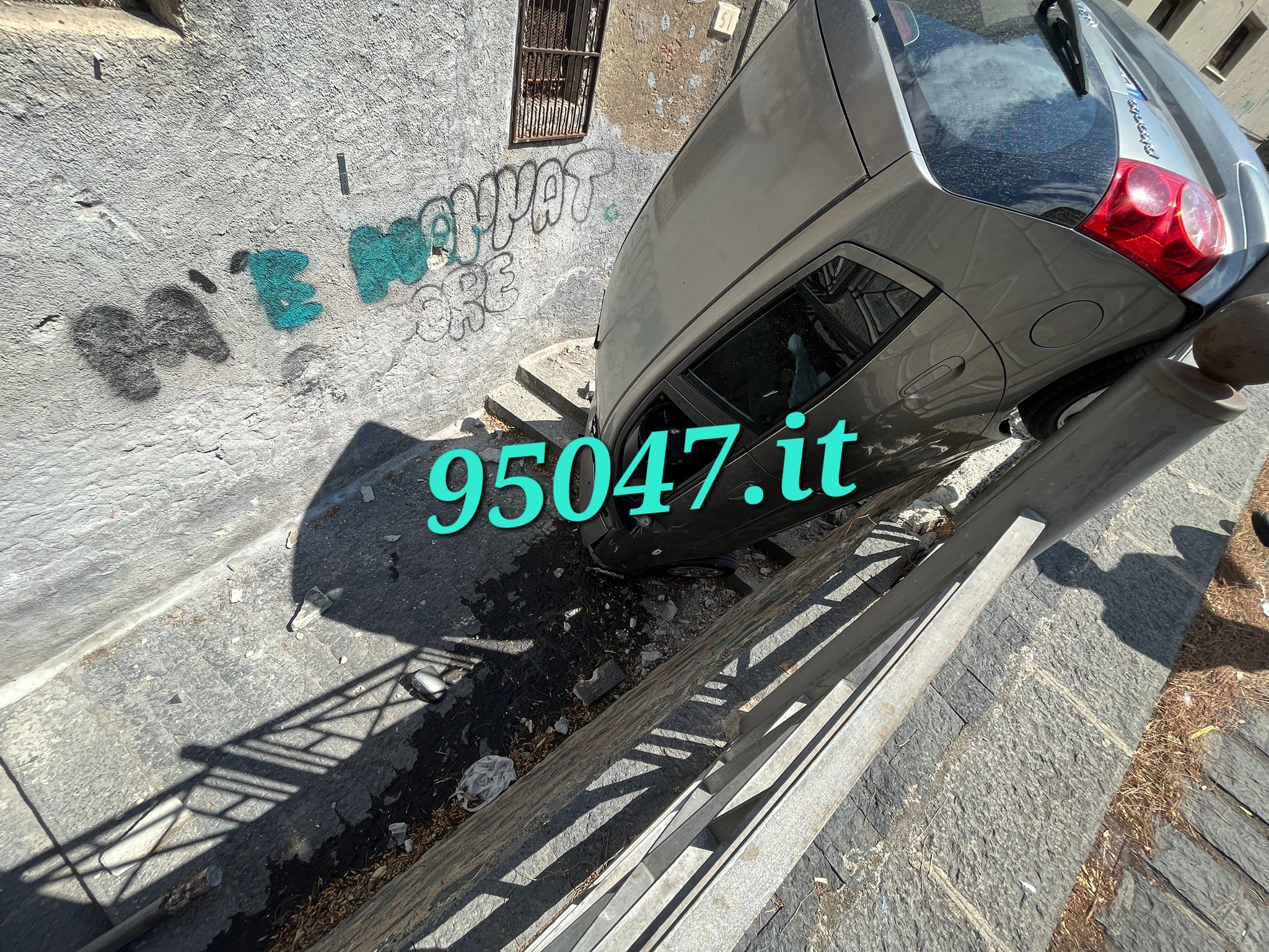 PATERNÒ: AUTO "VOLA" NEL QUARTIERE GANCIA