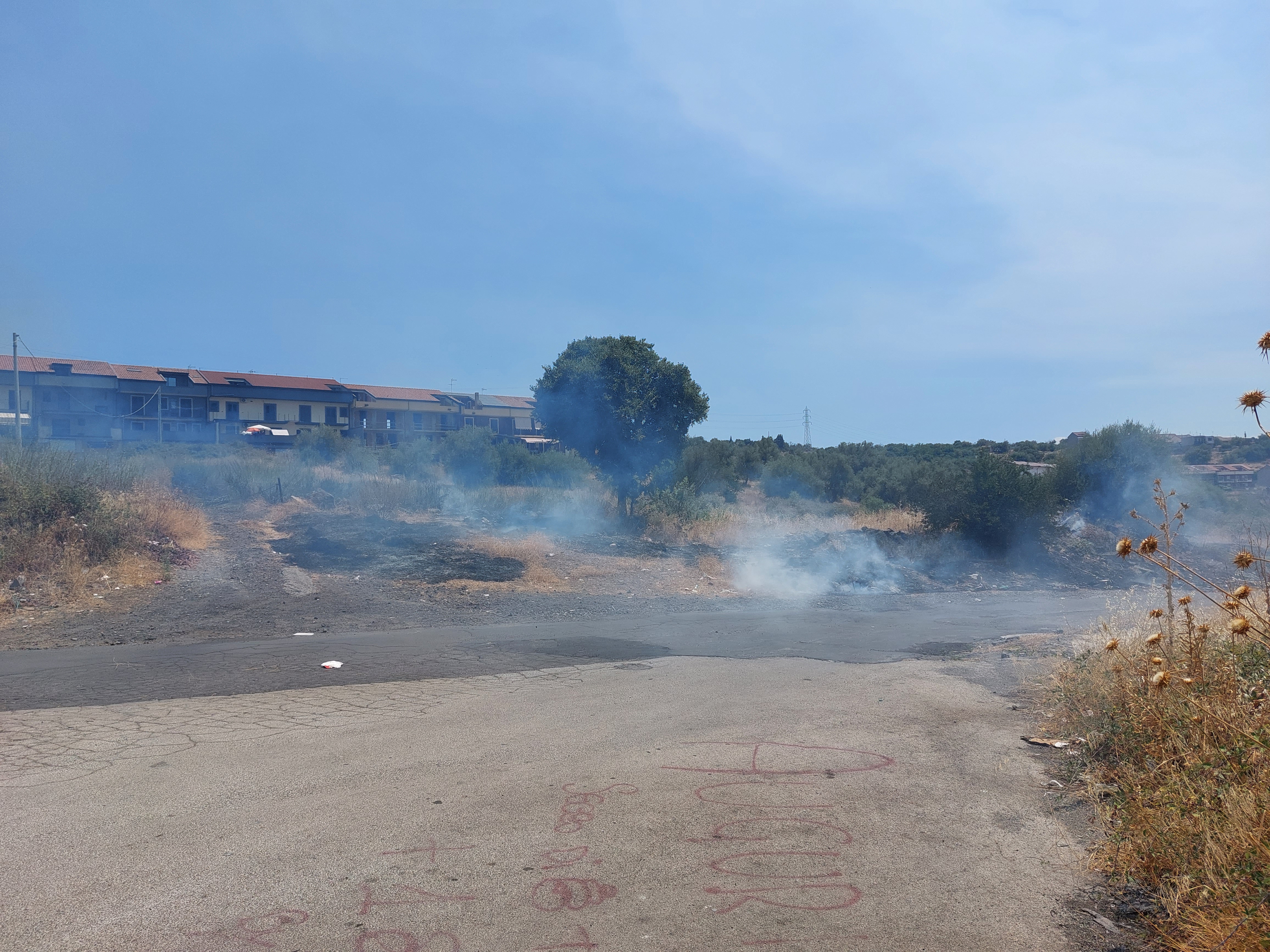 PATERNO': BRUCIANO STERPAGLIE IN VIA LUCANIA NEI PRESSI DELL'ISTITUTO "REDI"