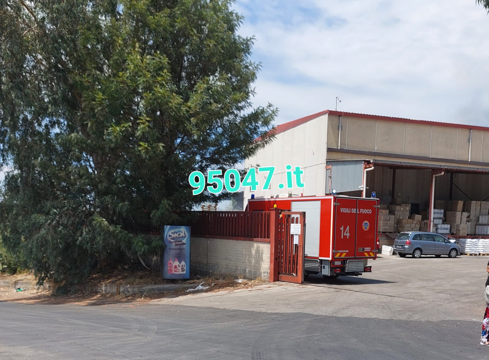 BELPASSO, GROSSO INCENDIO HA COINVOLTO UN AZIENDA CHIMICA, LA NUBE DI FUMO VISIBILE A CHILOMETRI DI DISTANZA